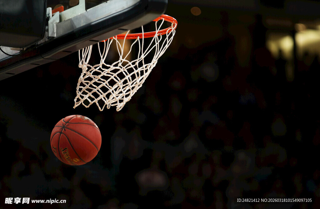 篮球入筐瞬间