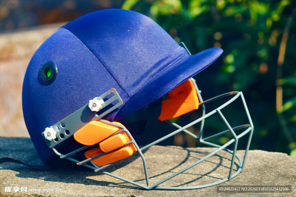 蓝色板球头盔与防护面罩