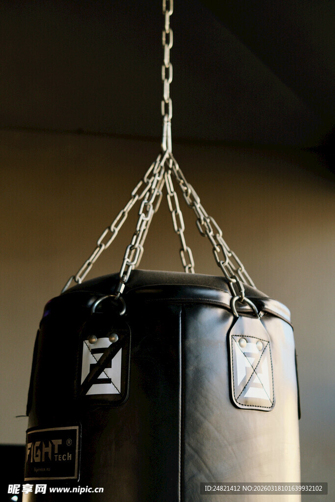 悬挂的黑色拳击沙袋