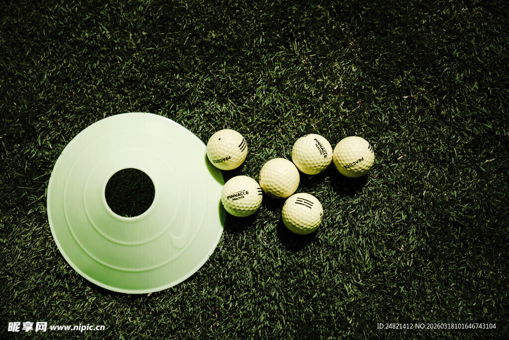 绿色圆盘与散落小球