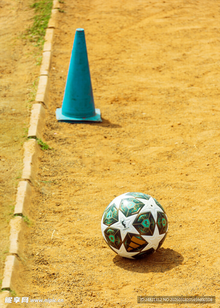 足球场上的足球与锥形桶