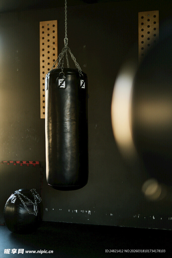 室内悬挂的黑色拳击沙袋