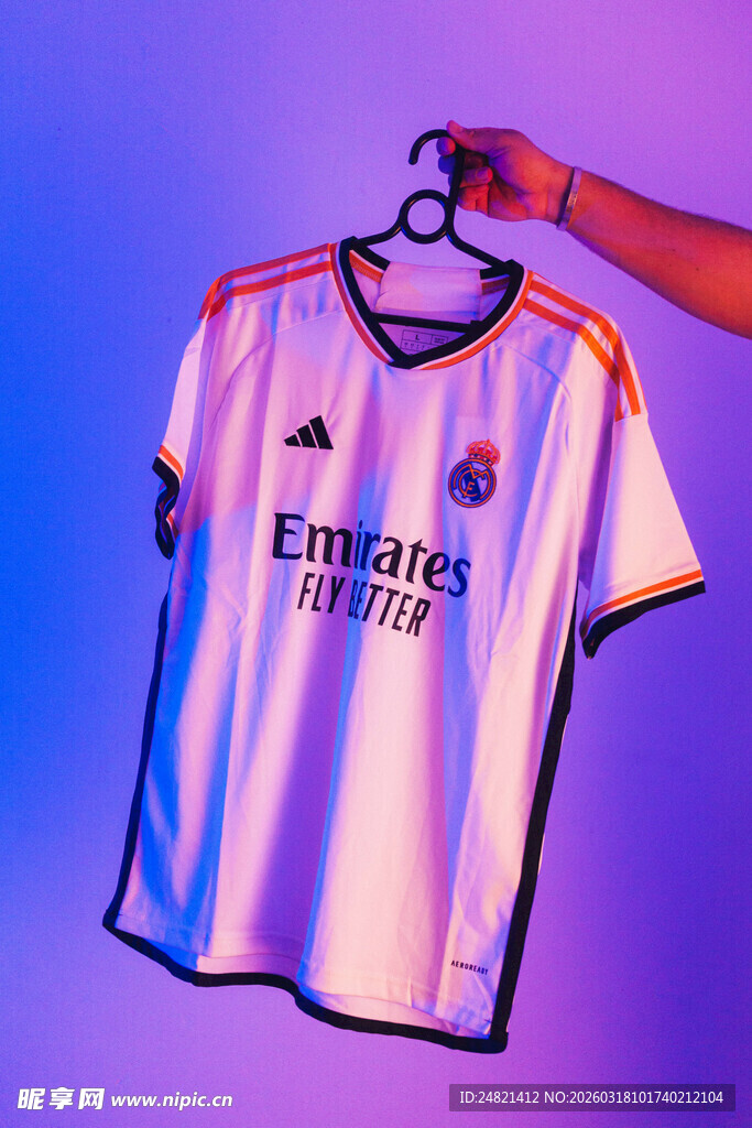 手持展示阿森纳足球俱乐部球衣