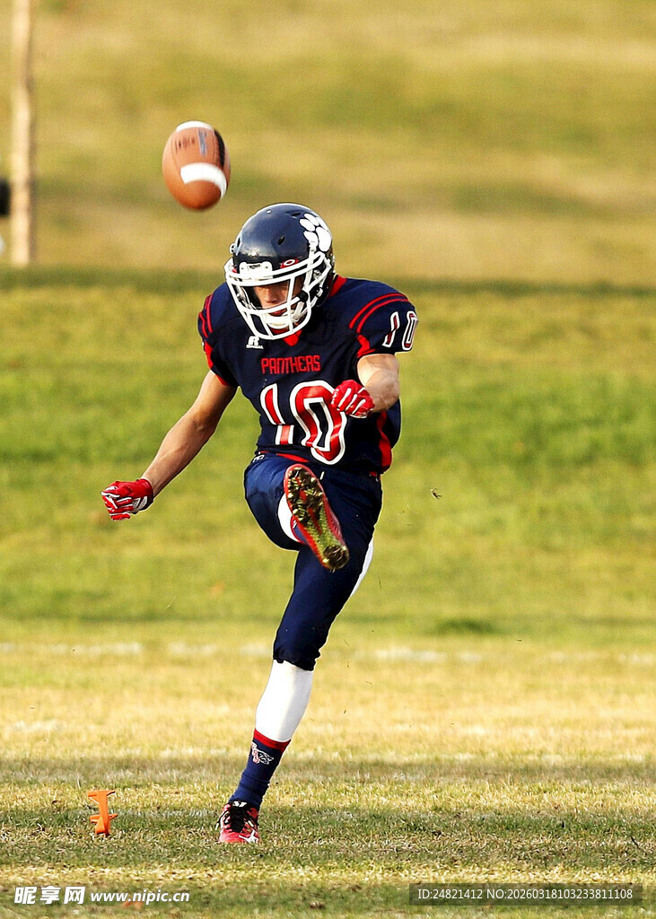 橄榄球运动员赛场精彩瞬间