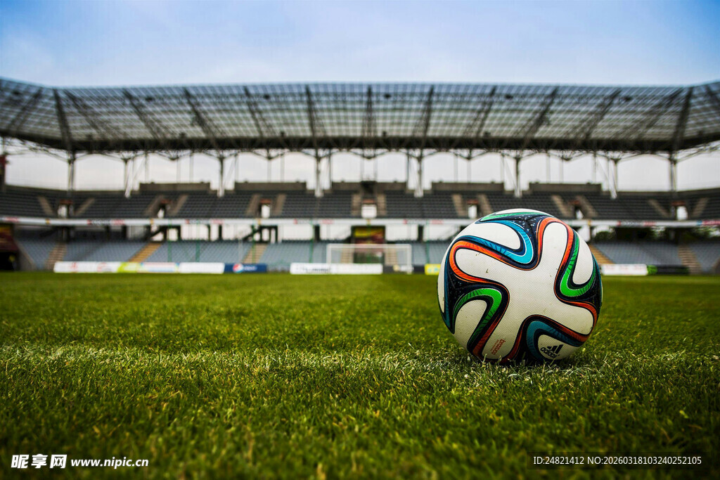 绿茵场上的足球