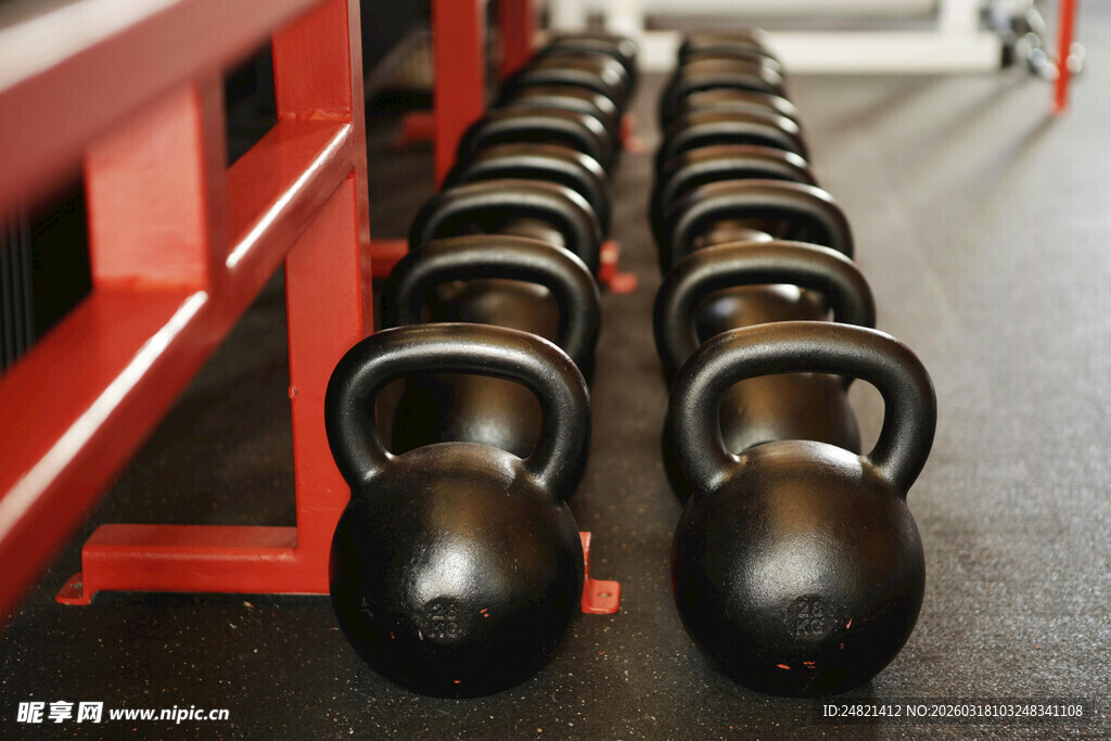 健身房中的黑色壶铃排列