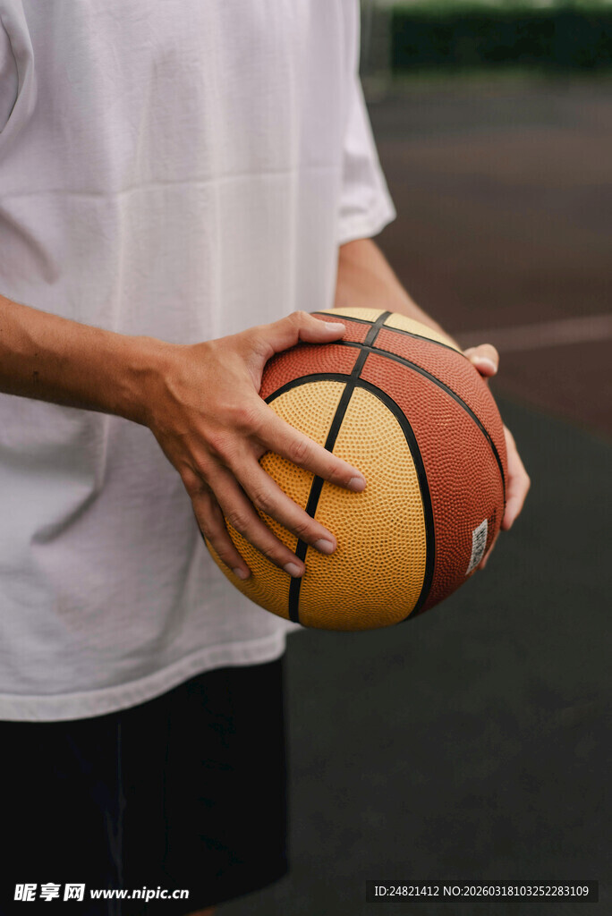 男子手持篮球