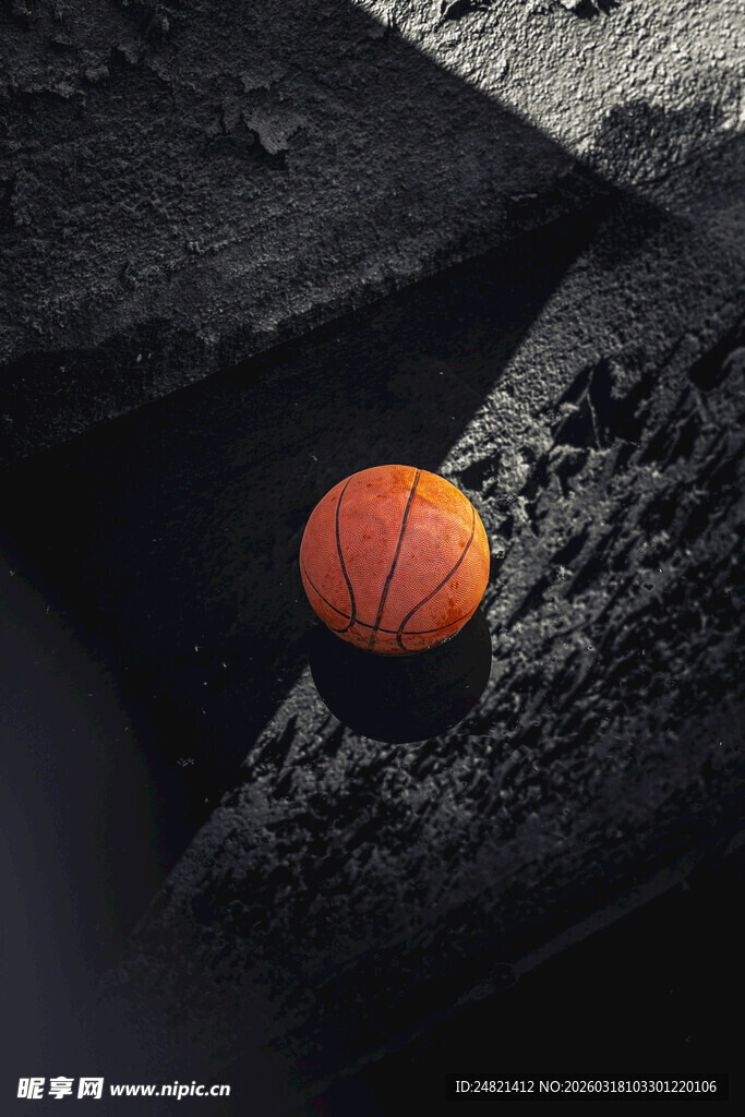 黑暗中孤独的橙色南瓜