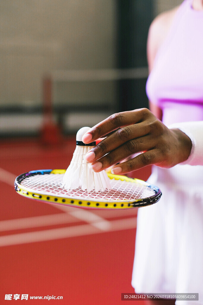 手握羽毛球拍的运动瞬间