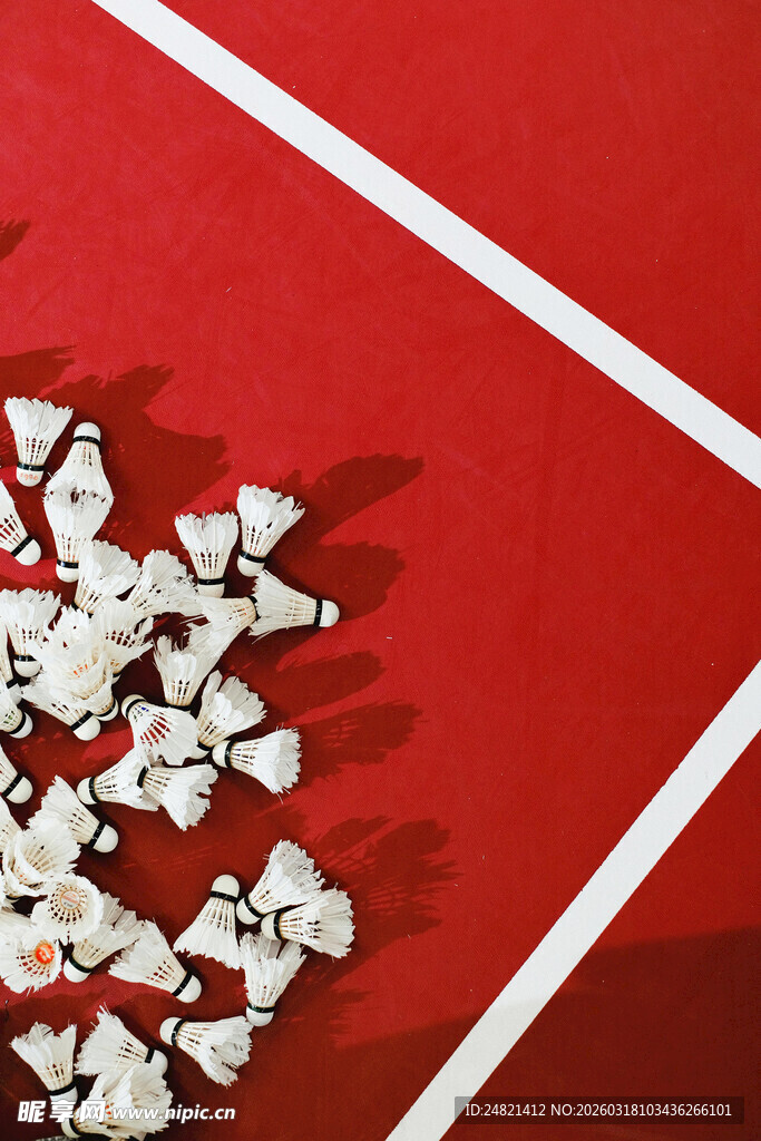 红色跑道上的白色碎屑