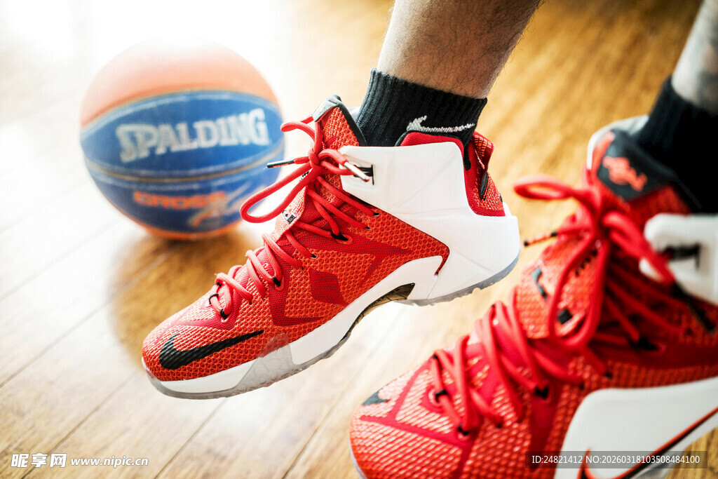 红色篮球鞋与篮球特写