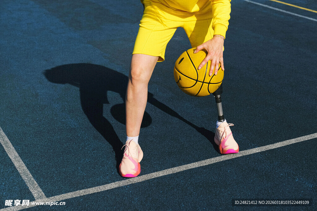 女子球场持篮球准备动作