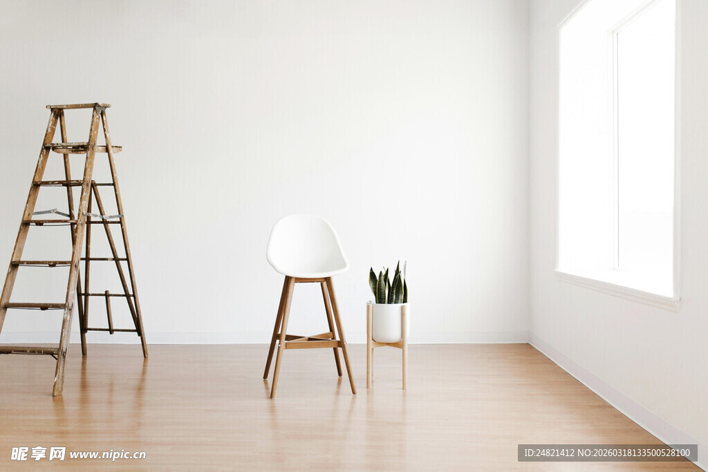 简约空旷房间内的物件