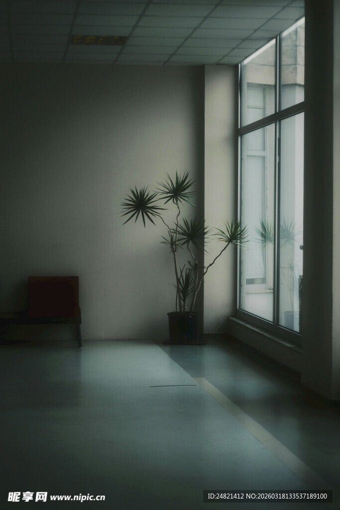 空旷室内一角的静谧景象
