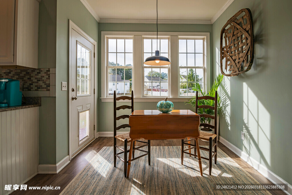 温馨简约风的室内餐厅空间