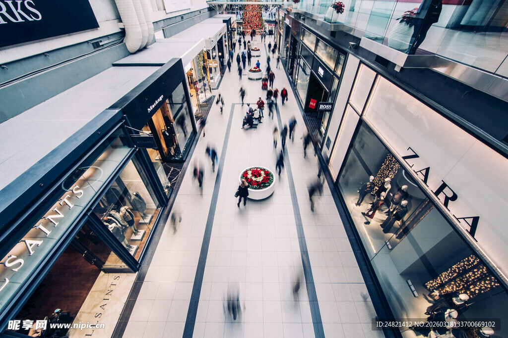 繁华商场内的热闹购物场景