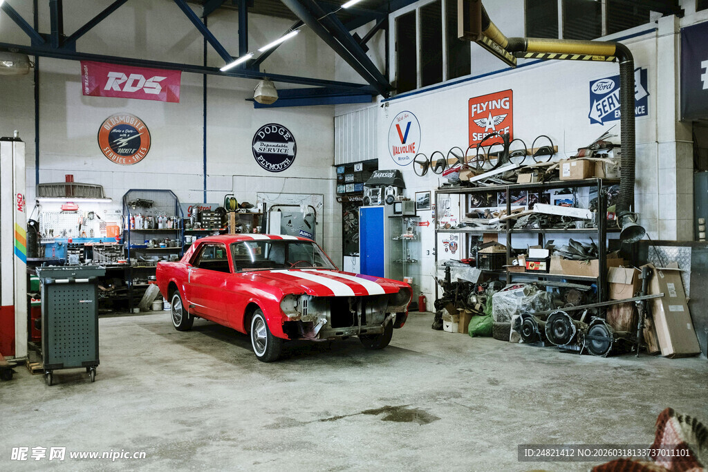 汽车修理厂内的红色轿车