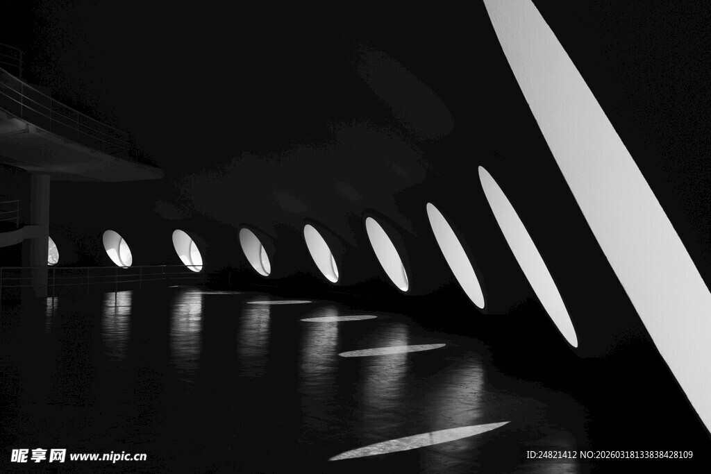 光影交错的室内几何空间