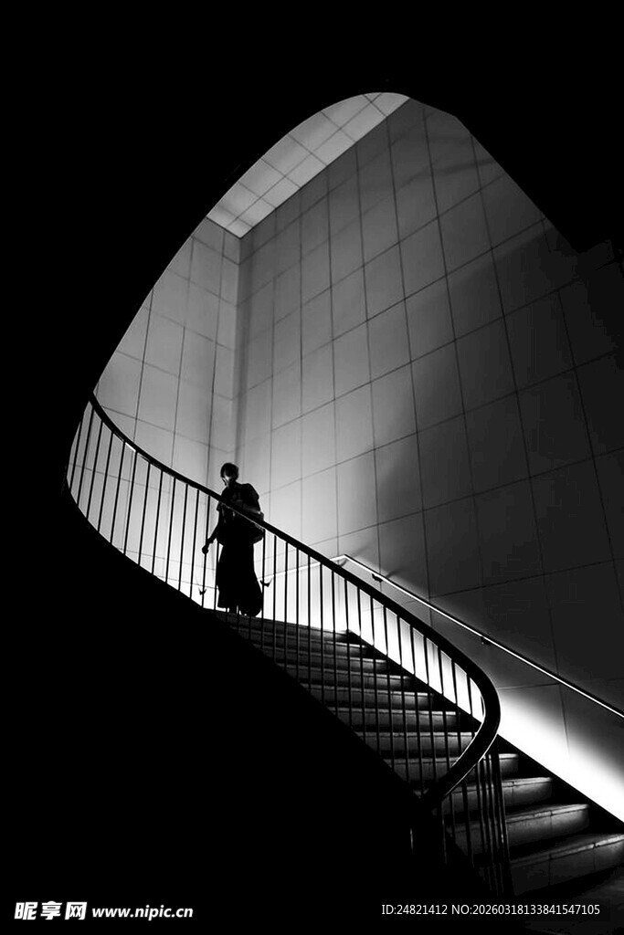 孤独身影于旋转楼梯间