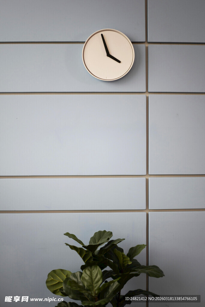 简约墙面挂钟与绿植搭配