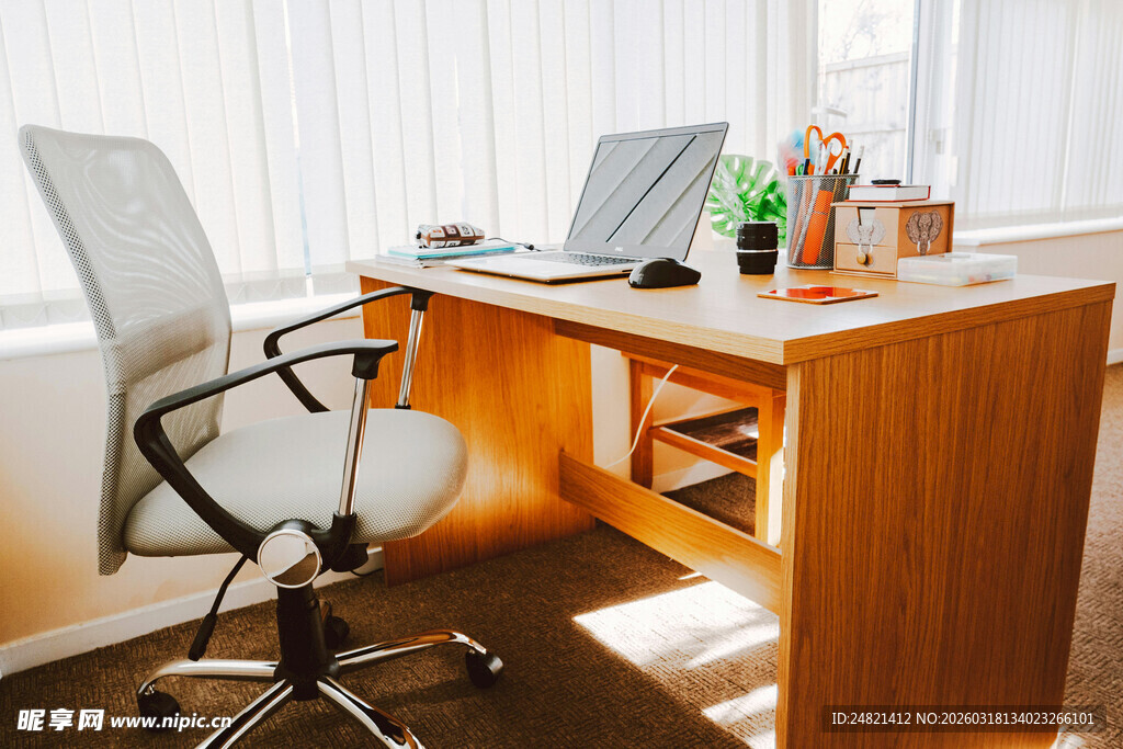 现代简约风格办公桌场景