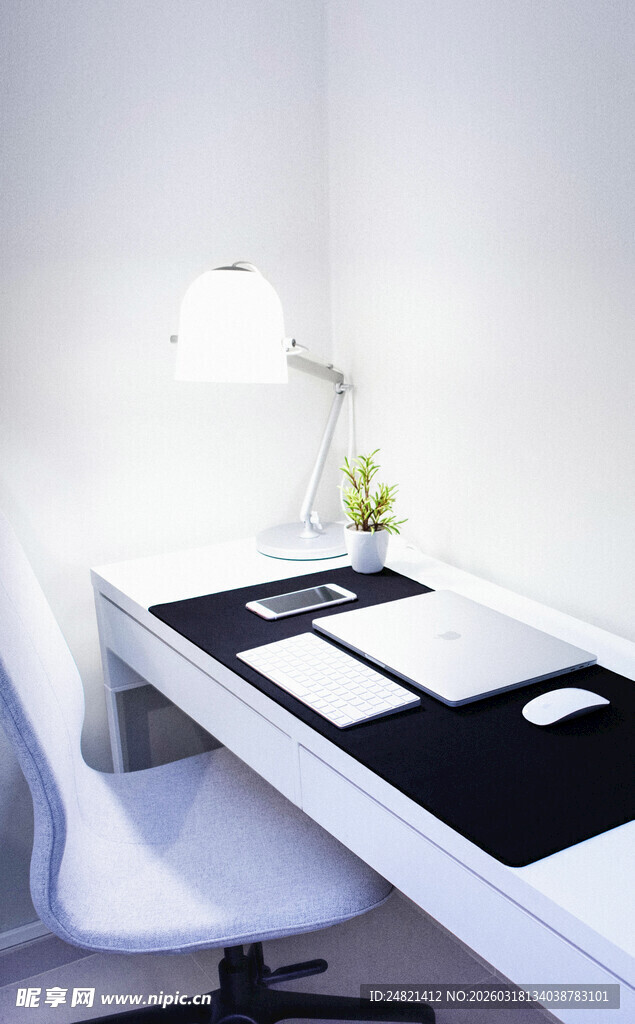 简约现代风格的办公桌面