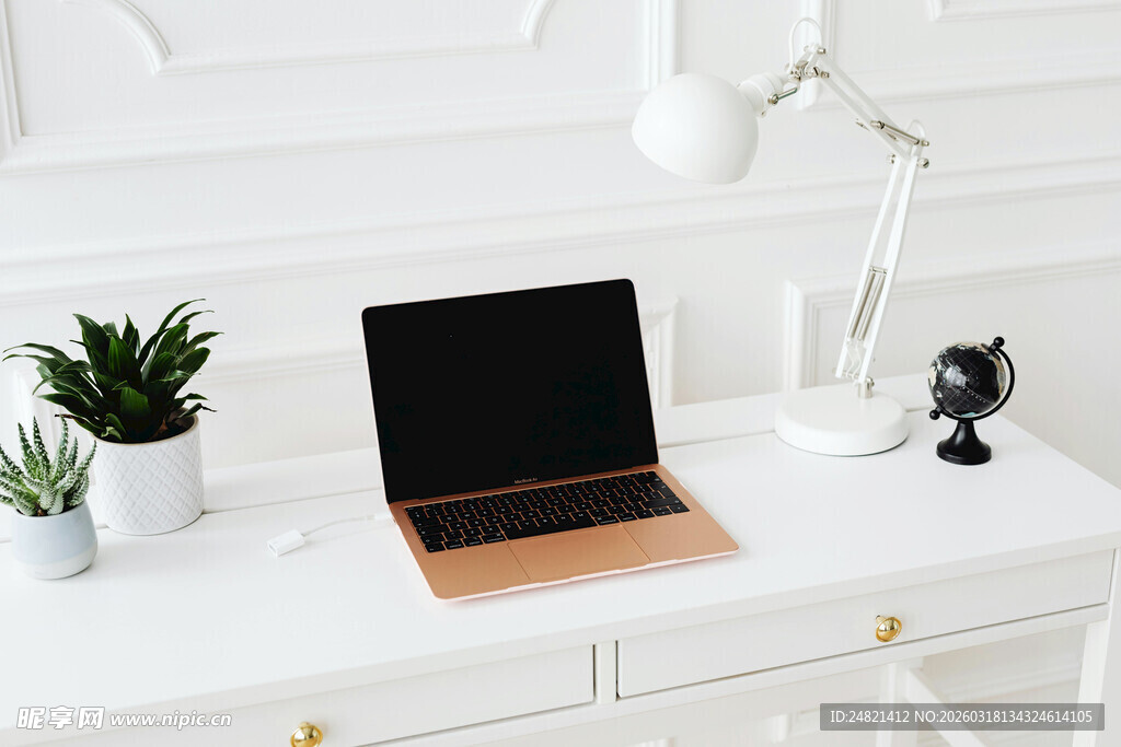 简约桌面的笔记本电脑场景