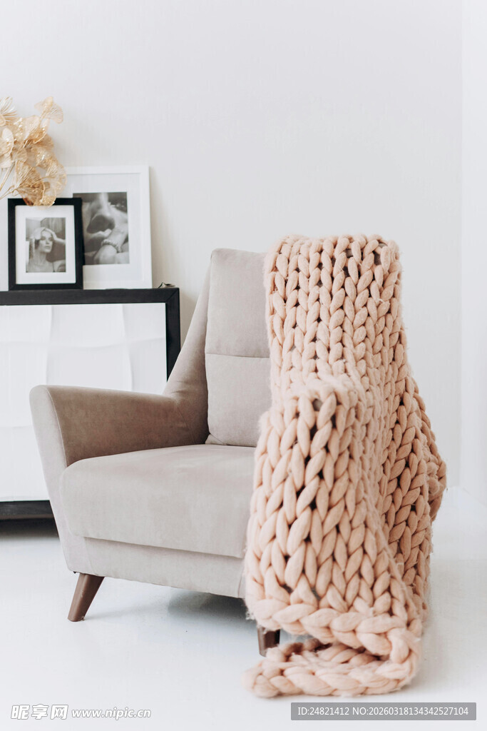 针织毛毯搭于舒适沙发上