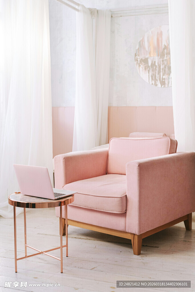 粉色温馨单人沙发家居一角