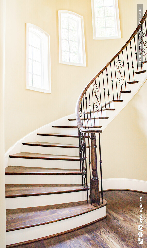 优雅室内旋转木质楼梯