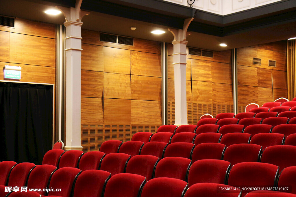 红色座椅的宽敞阶梯教室