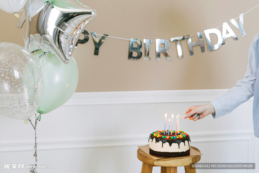 生日派对场景中的蛋糕与气球