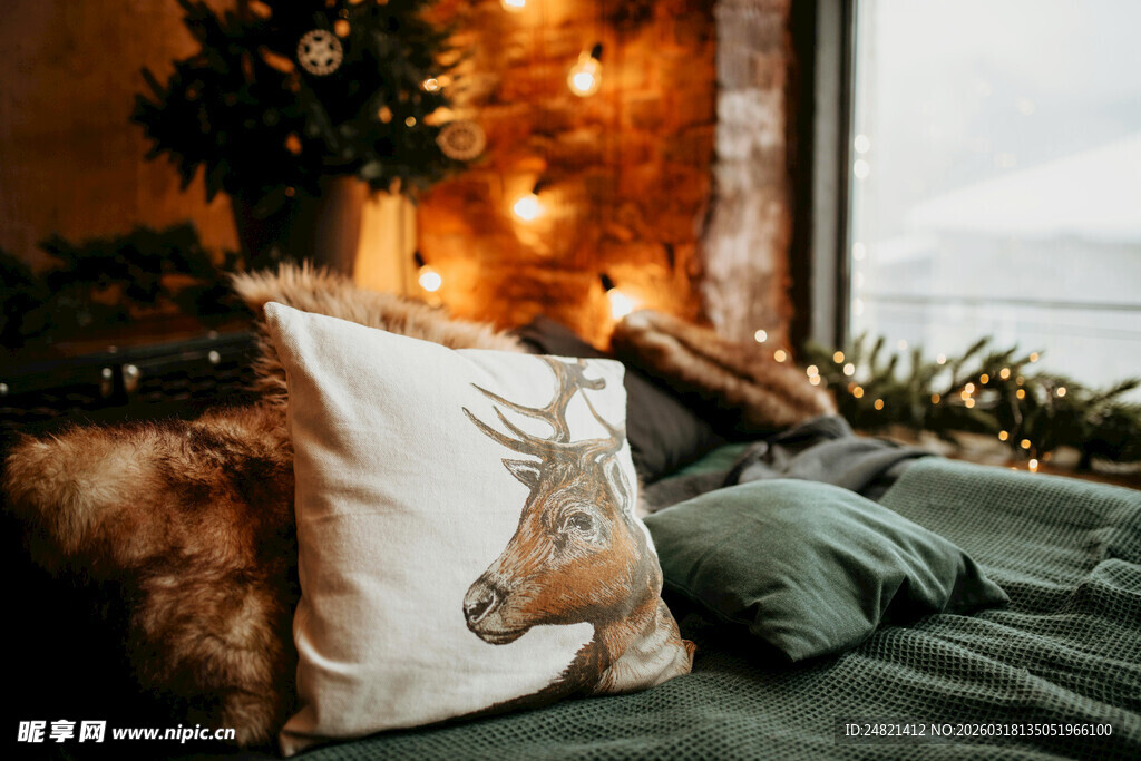 温馨卧室中的舒适抱枕角落