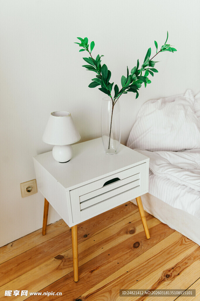 简约白桌配绿植与台灯