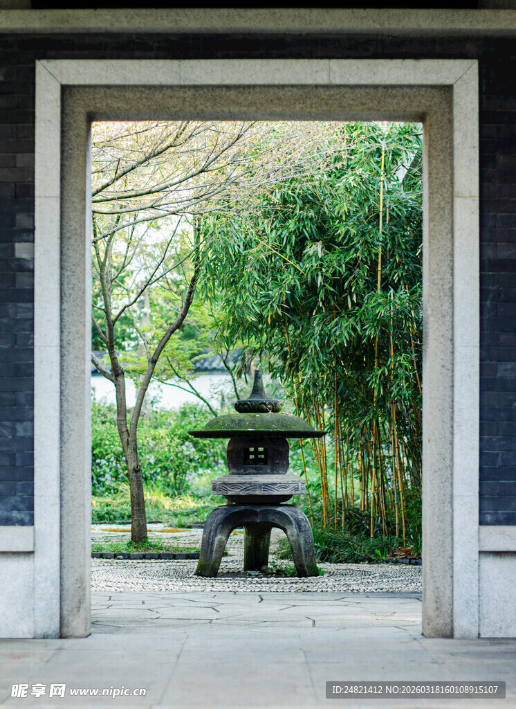 透过门洞赏中式园林景致