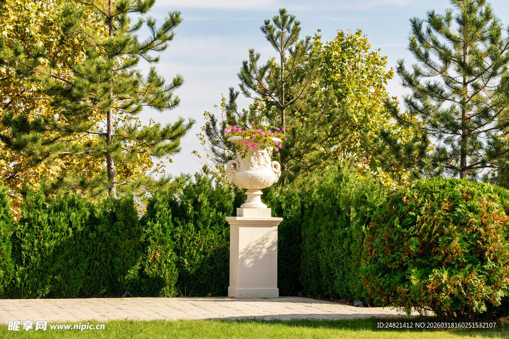 花园中的精美石制花盆