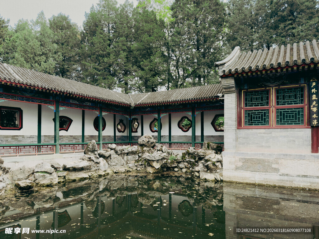 中式庭院中的典雅水景