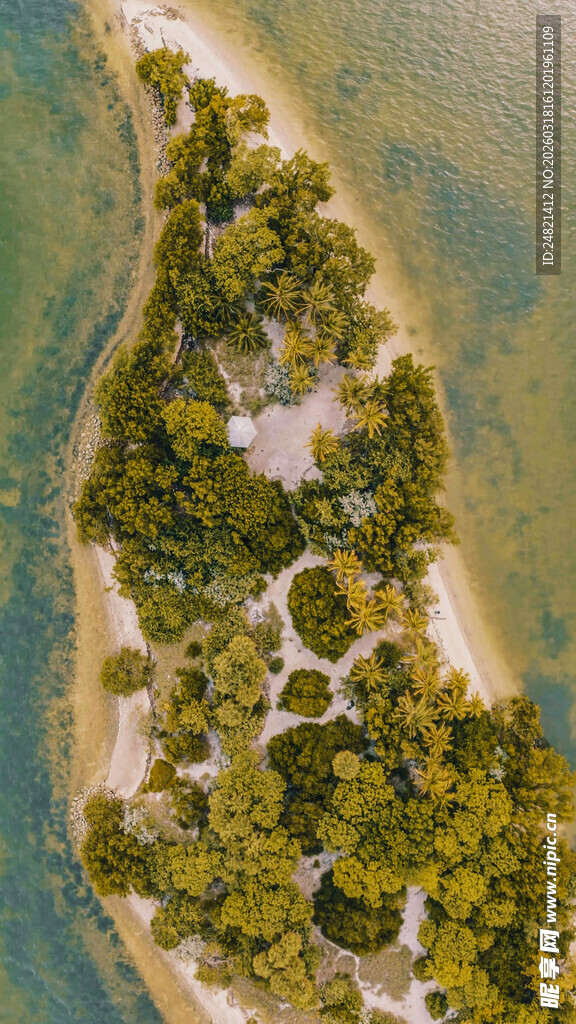 空中俯瞰绿意盎然的小岛