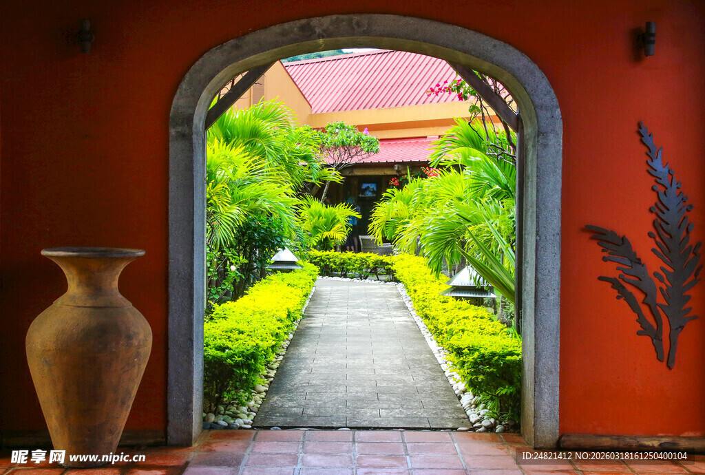中式庭院拱门景观