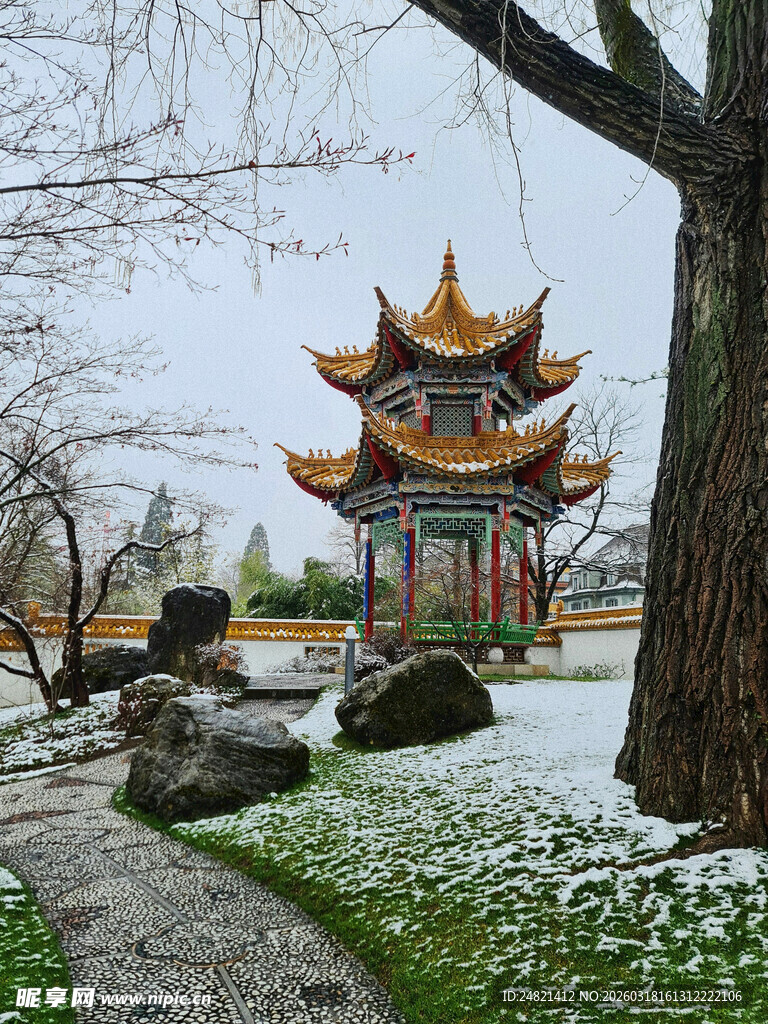 雪中古亭景致