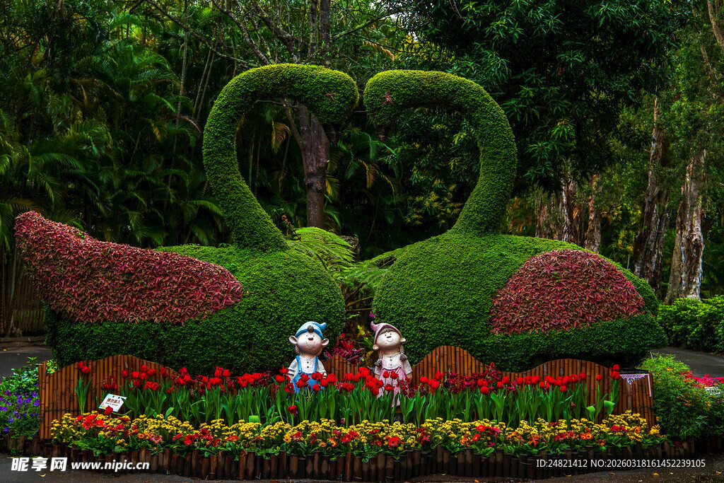 心形绿植景观与可爱人偶
