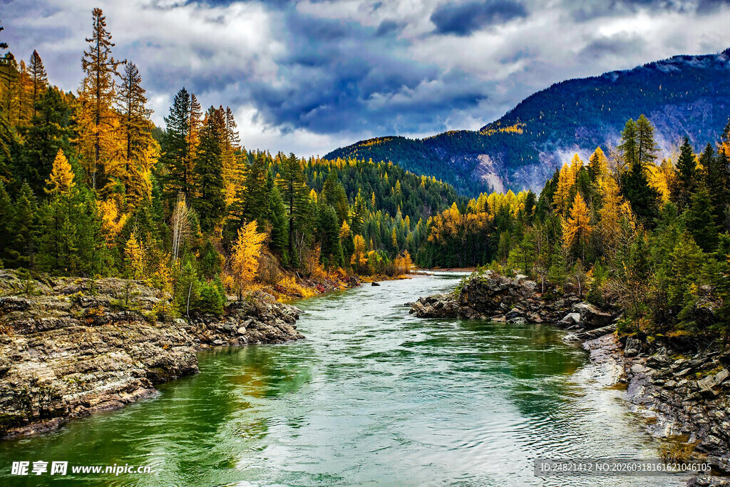 秋日山间河流美丽风光