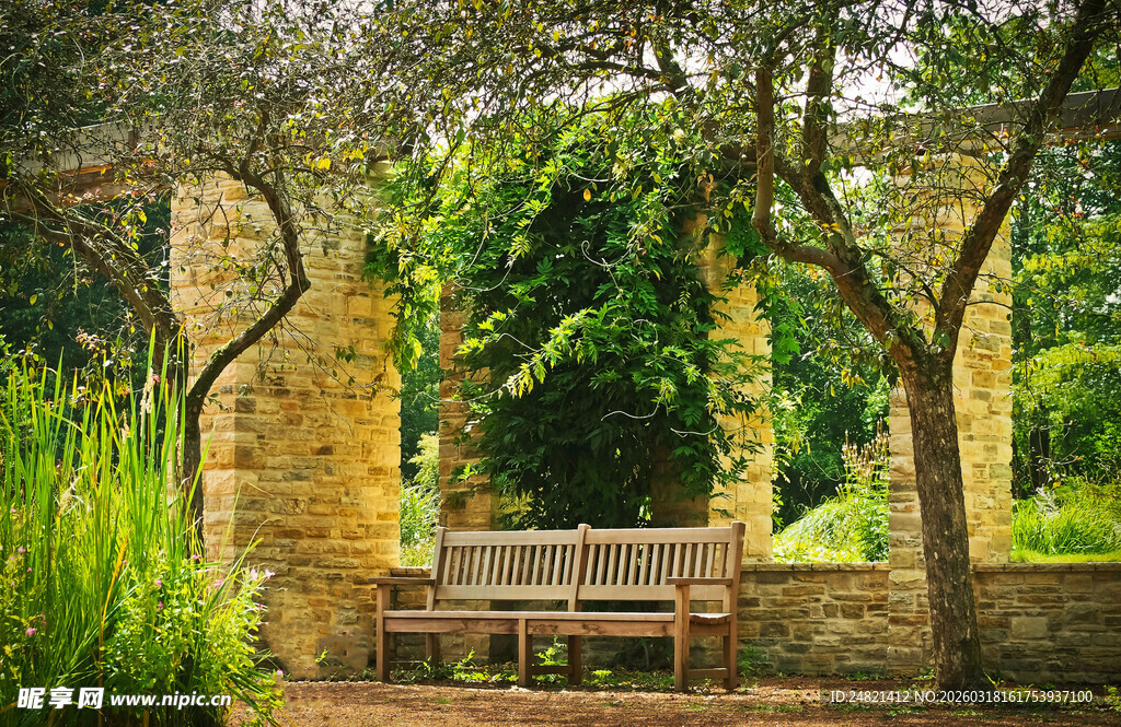 石拱下的静谧长椅