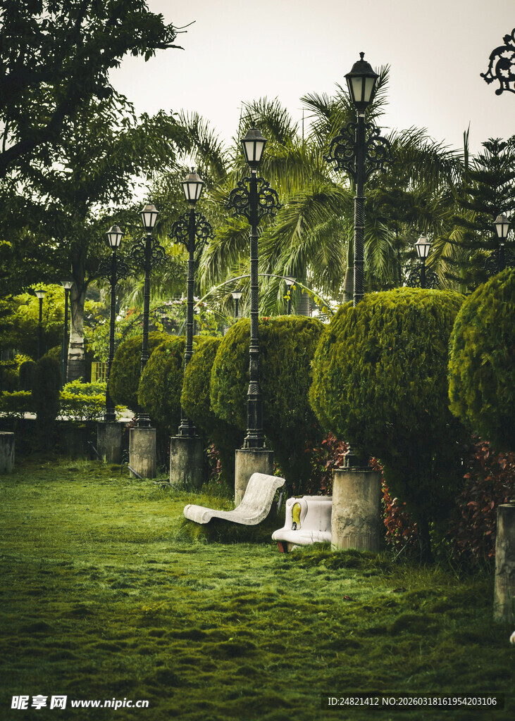 绿意盎然的园林休憩场景