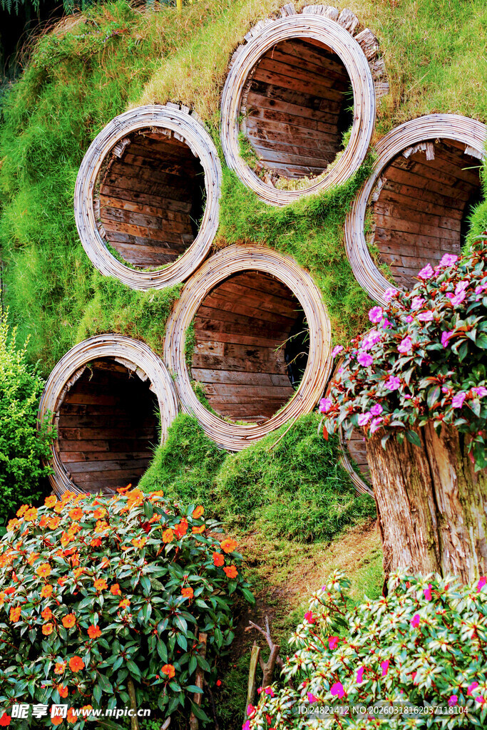 花园中别致的木质圆洞景观