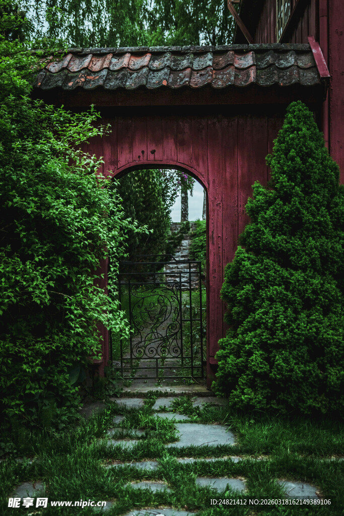 红墙绿植间的静谧庭院