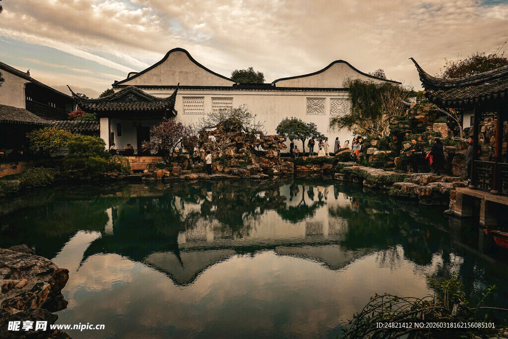 江南水乡古建筑倒影景观