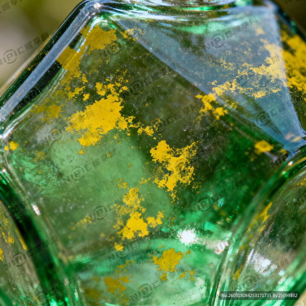 这块背景绿色玻璃带点黄色杂色