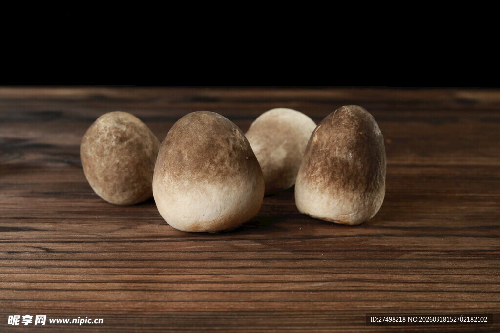 木桌上的几个新鲜蘑菇草菇