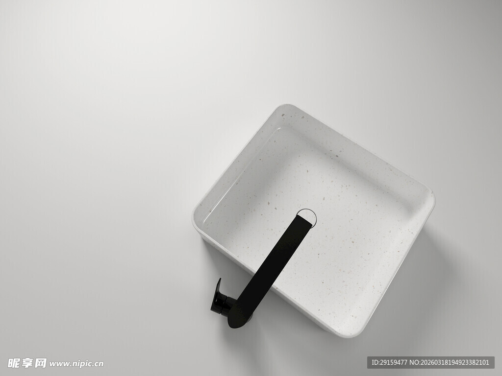 方形白容器内的黑色物件